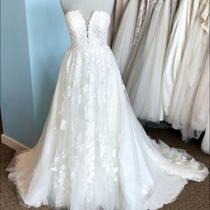 Ivory Stella york wedding gown style 7064 size 10 Unaltered